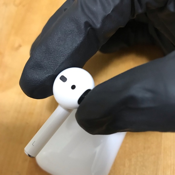 AirPod 1st Generation - Picture 3 of 6